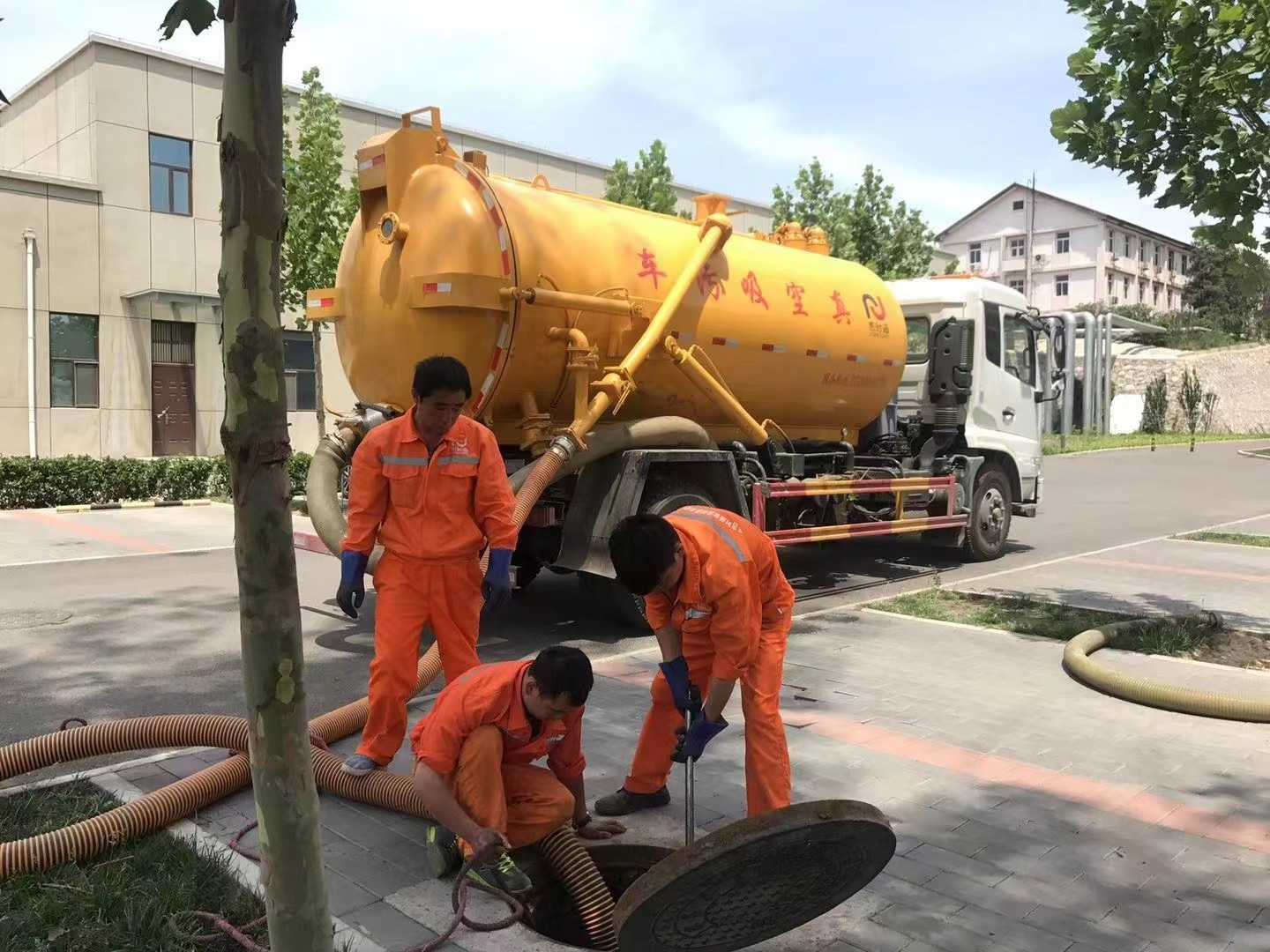 红岗化粪池清理与5-8吨吸粪车施工效率分析